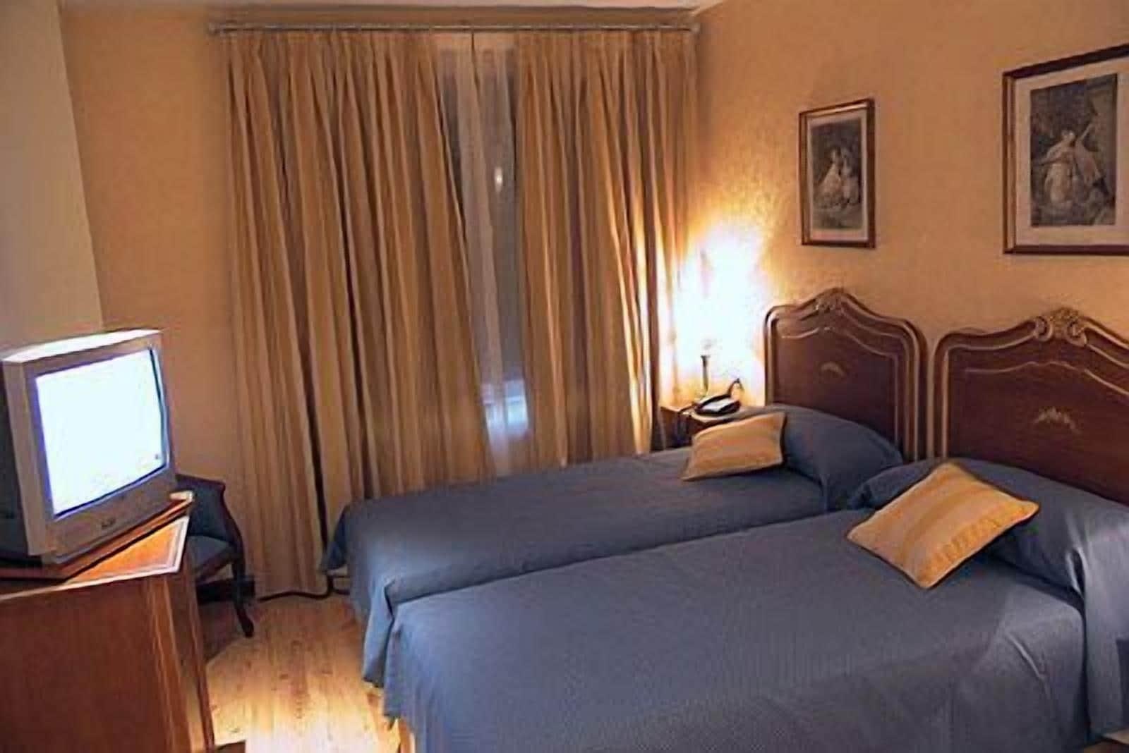 Hotel Santiago Benavente Extérieur photo
