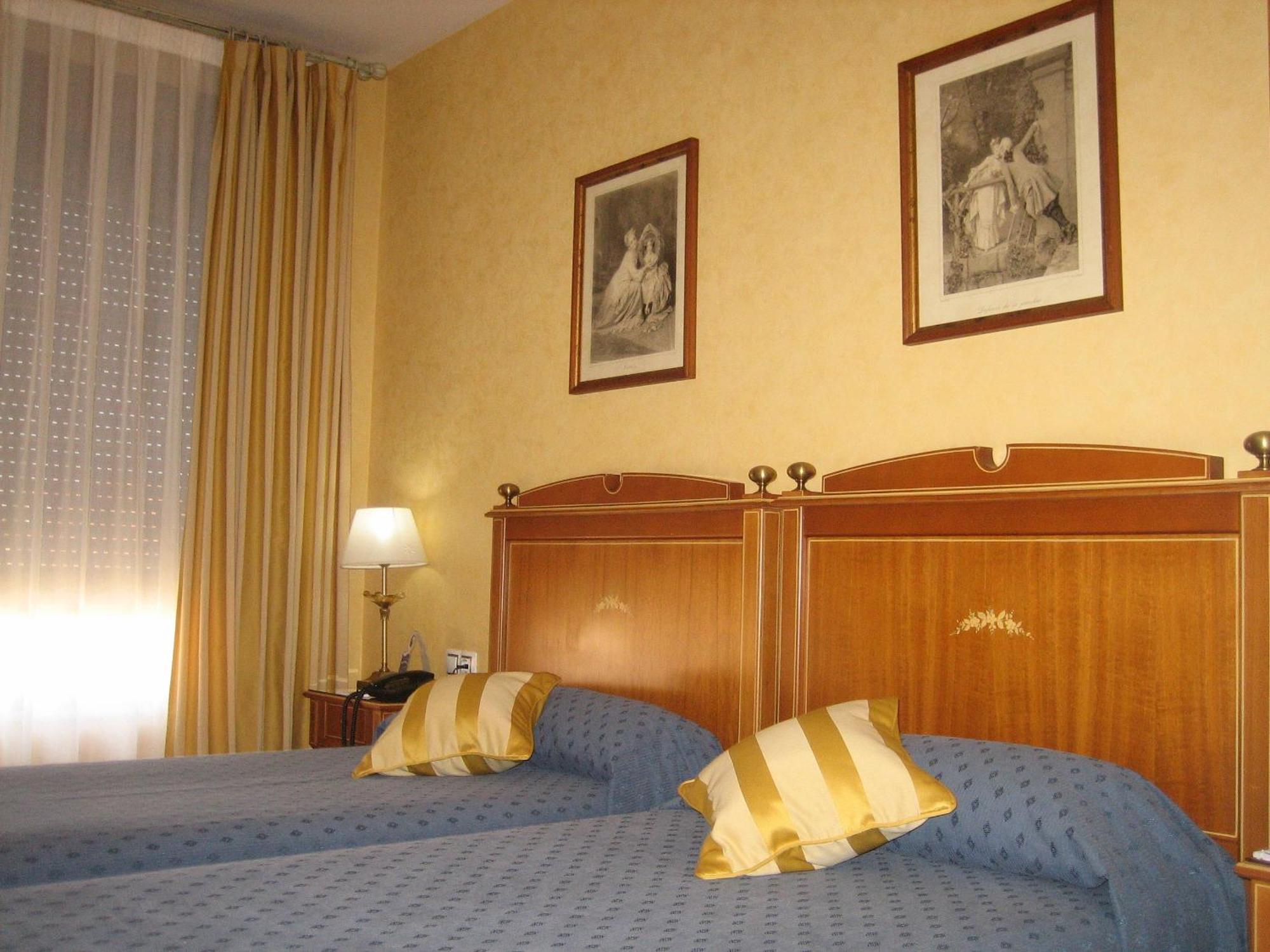 Hotel Santiago Benavente Extérieur photo